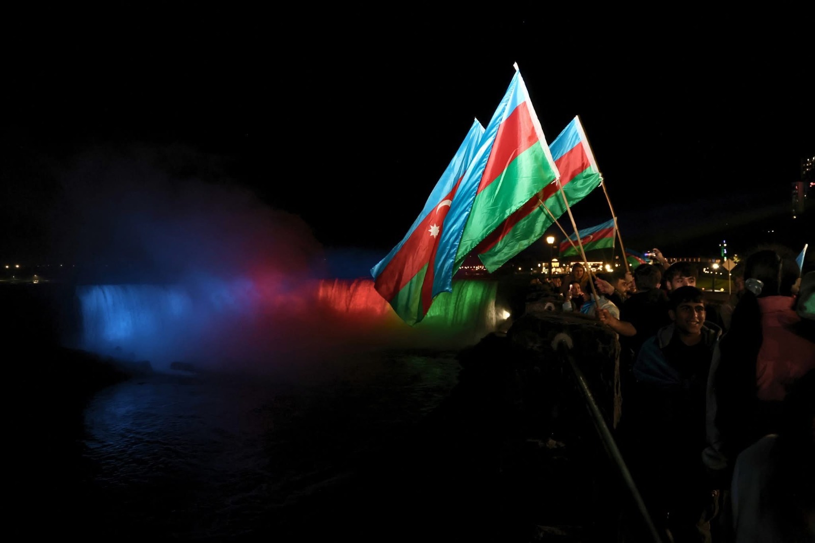 Niagara Falls aglow in colors of Azerbaijani flag for marking independence day (PHOTO)