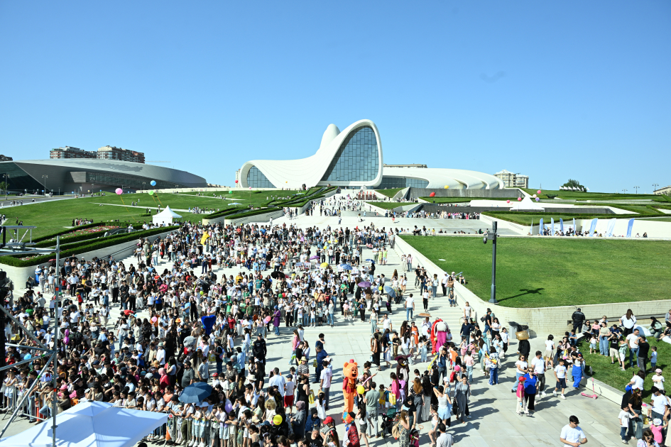 Children's festival held in Heydar Aliyev Center park (PHOTO)