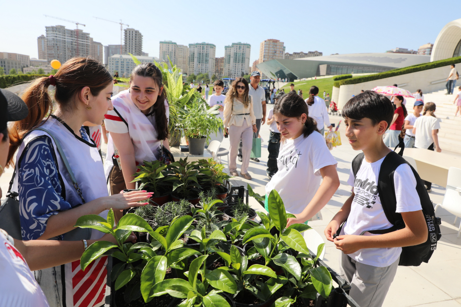 Children's festival held in Heydar Aliyev Center park (PHOTO)