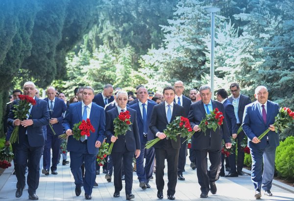 Azerbaijani civil aviation workers pay tribute at Alley of Honor (PHOTO)