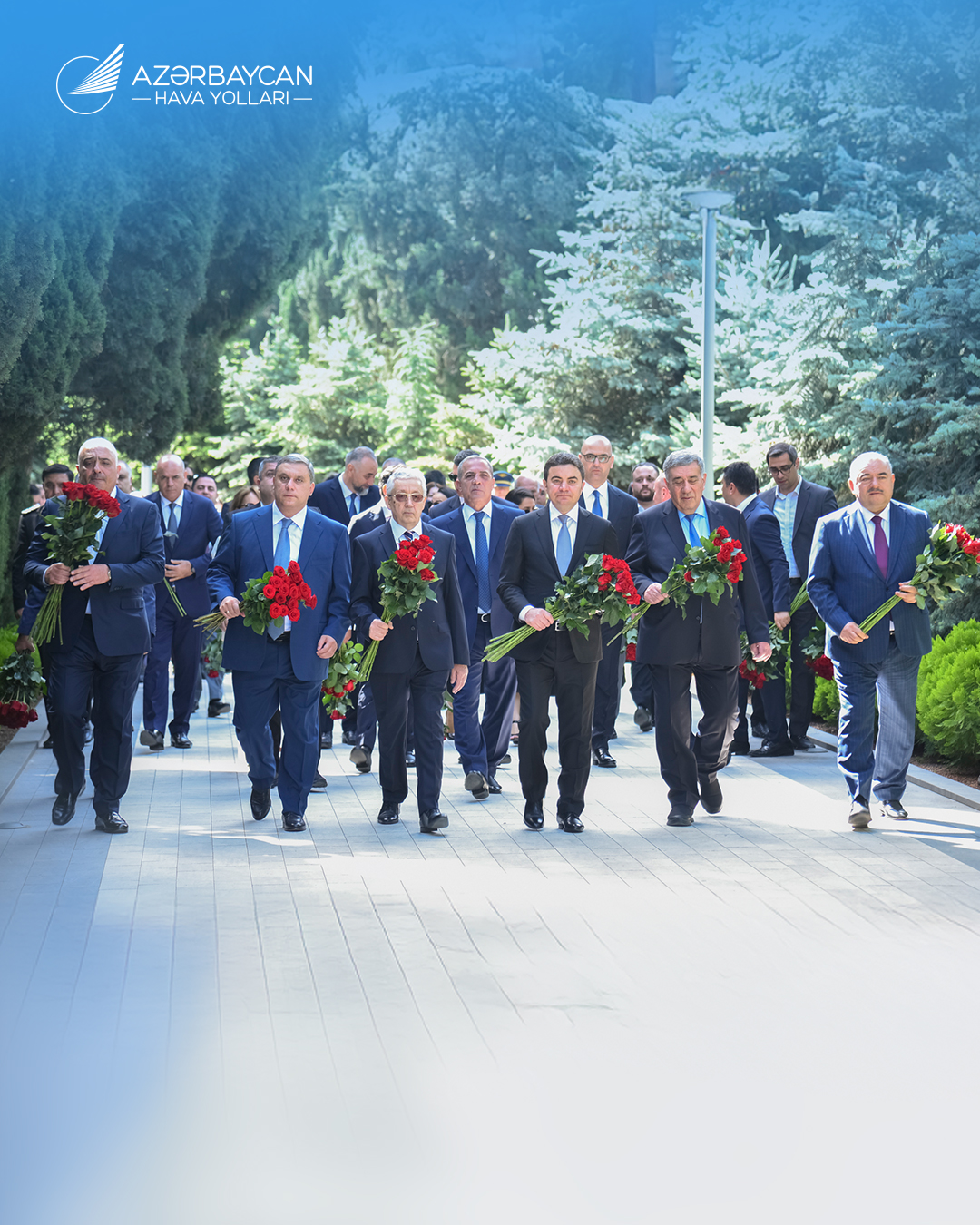 Azerbaijani civil aviation workers pay tribute at Alley of Honor (PHOTO)