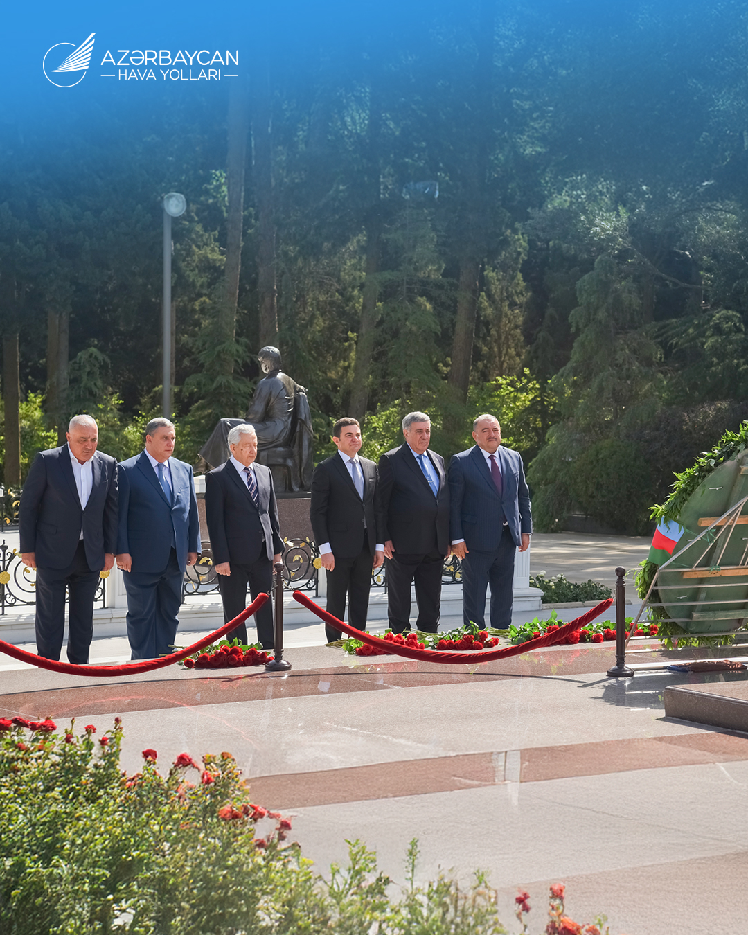 Azerbaijani civil aviation workers pay tribute at Alley of Honor (PHOTO)