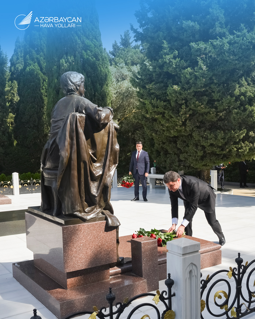 Azerbaijani civil aviation workers pay tribute at Alley of Honor (PHOTO)