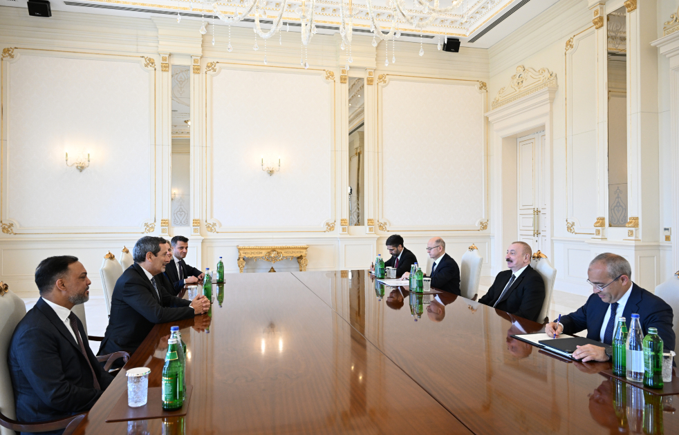 President Ilham Aliyev receives CEO of Schlumberger Overseas S.A. (PHOTO/VIDEO)