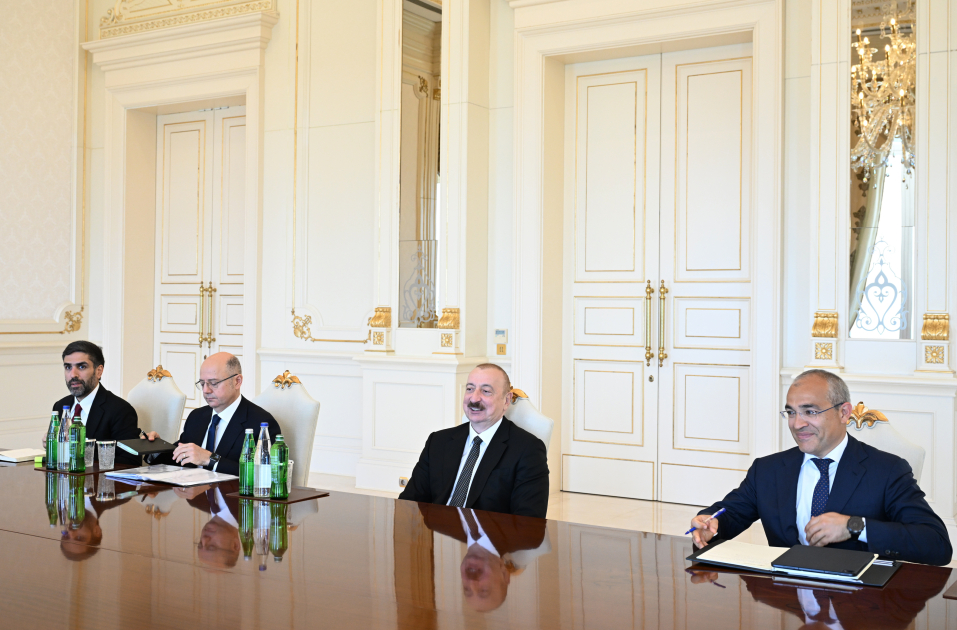 President Ilham Aliyev receives CEO of Schlumberger Overseas S.A. (PHOTO/VIDEO)