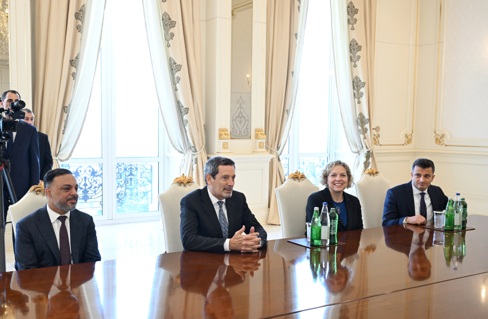 President Ilham Aliyev receives CEO of Schlumberger Overseas S.A. (PHOTO/VIDEO)