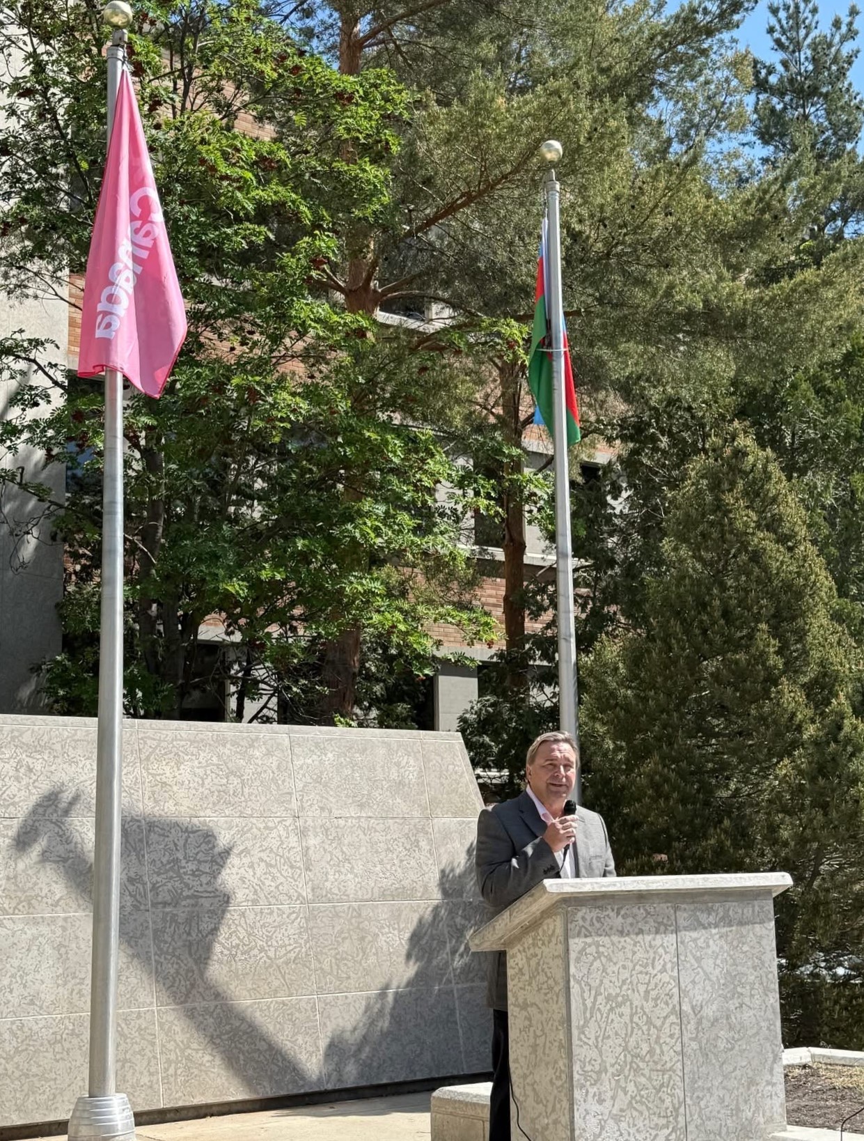 Azerbaijani flag flutters brightly over Canada's Saskatoon on Independence Day (PHOTO)
