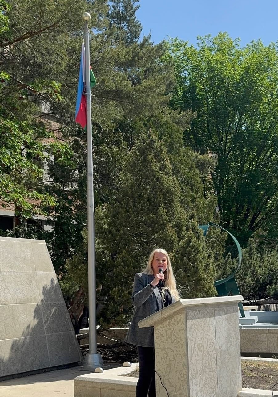 Azerbaijani flag flutters brightly over Canada's Saskatoon on Independence Day (PHOTO)