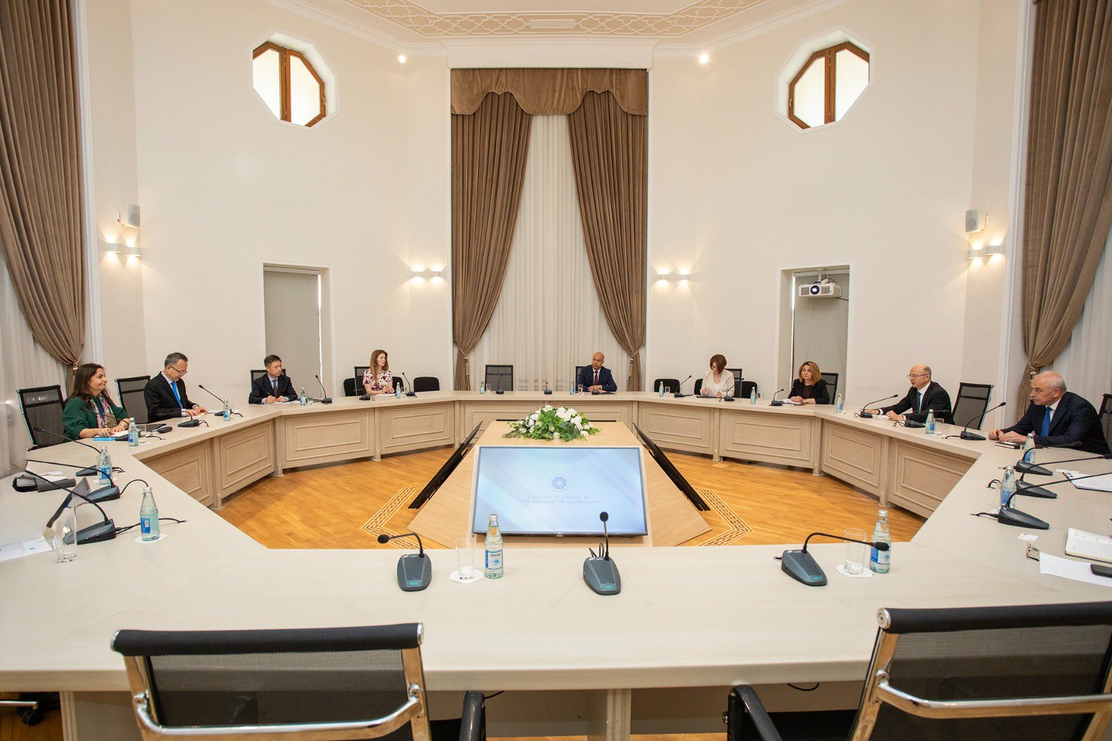 Azerbaijan moves to boost wind power exports via infrastructure talks with ADB (PHOTO)