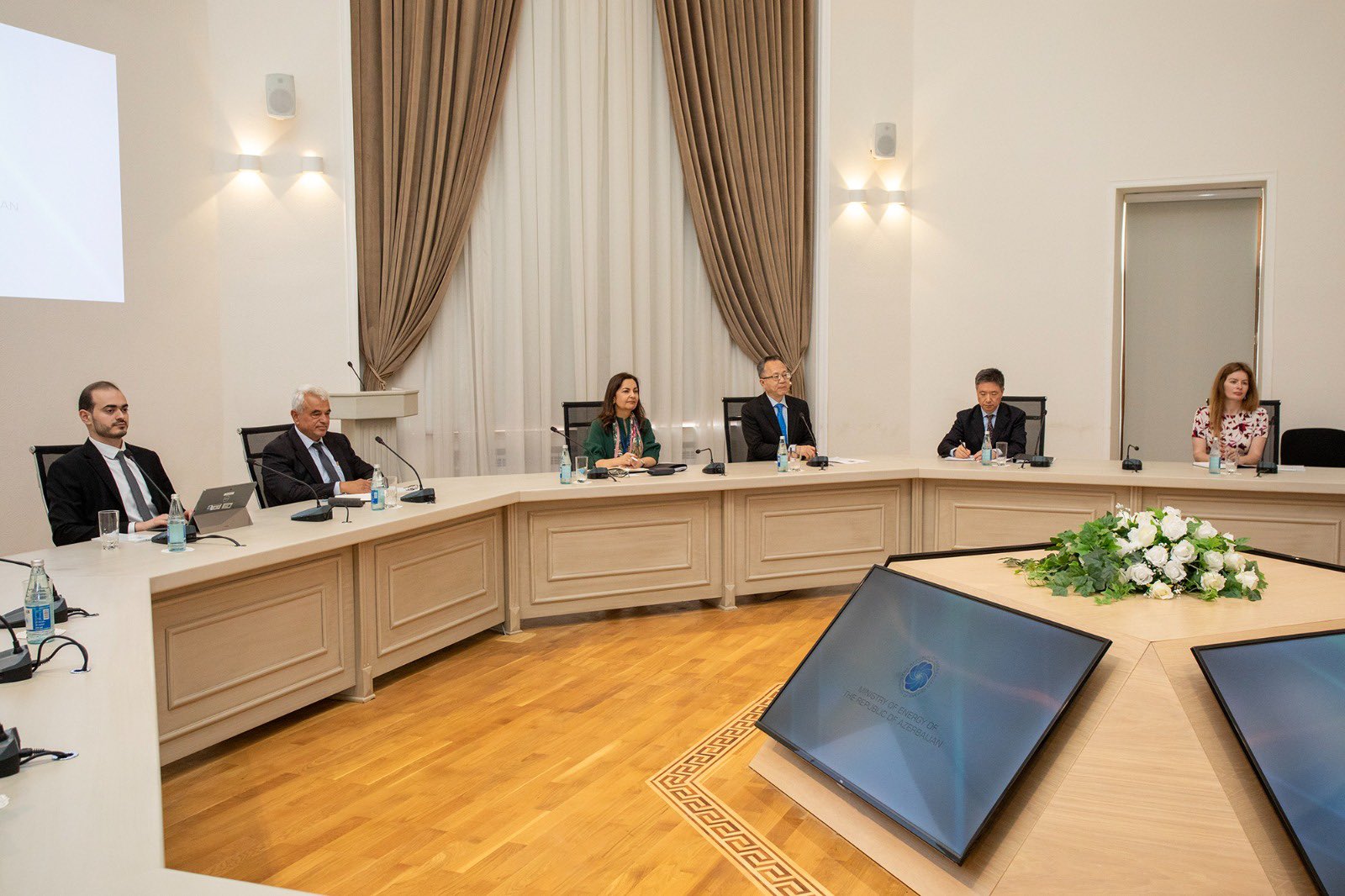 Azerbaijan moves to boost wind power exports via infrastructure talks with ADB (PHOTO)