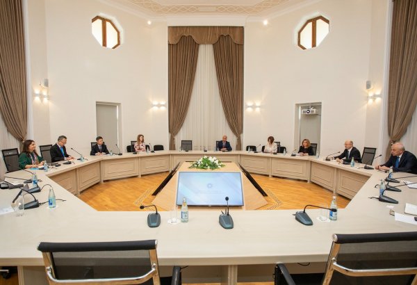 Azerbaijan moves to boost wind power exports via infrastructure talks with ADB (PHOTO)