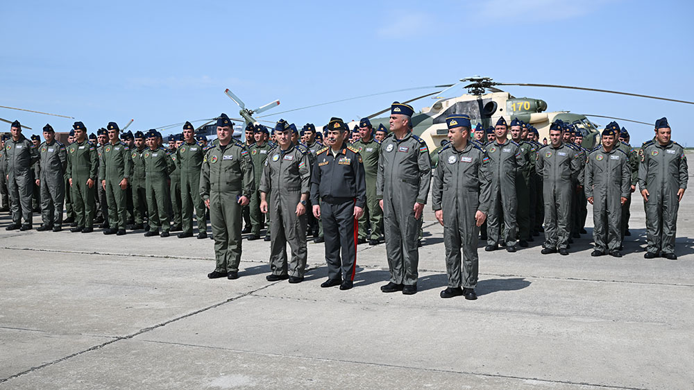 Defense Ministry's leadership meets with military personnel during the holiday (PHOTO)