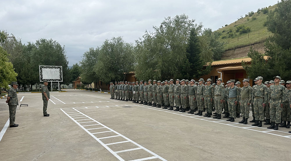 Defense Ministry's leadership meets with military personnel during the holiday (PHOTO)