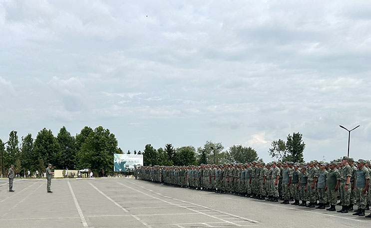 Defense Ministry's leadership meets with military personnel during the holiday (PHOTO)