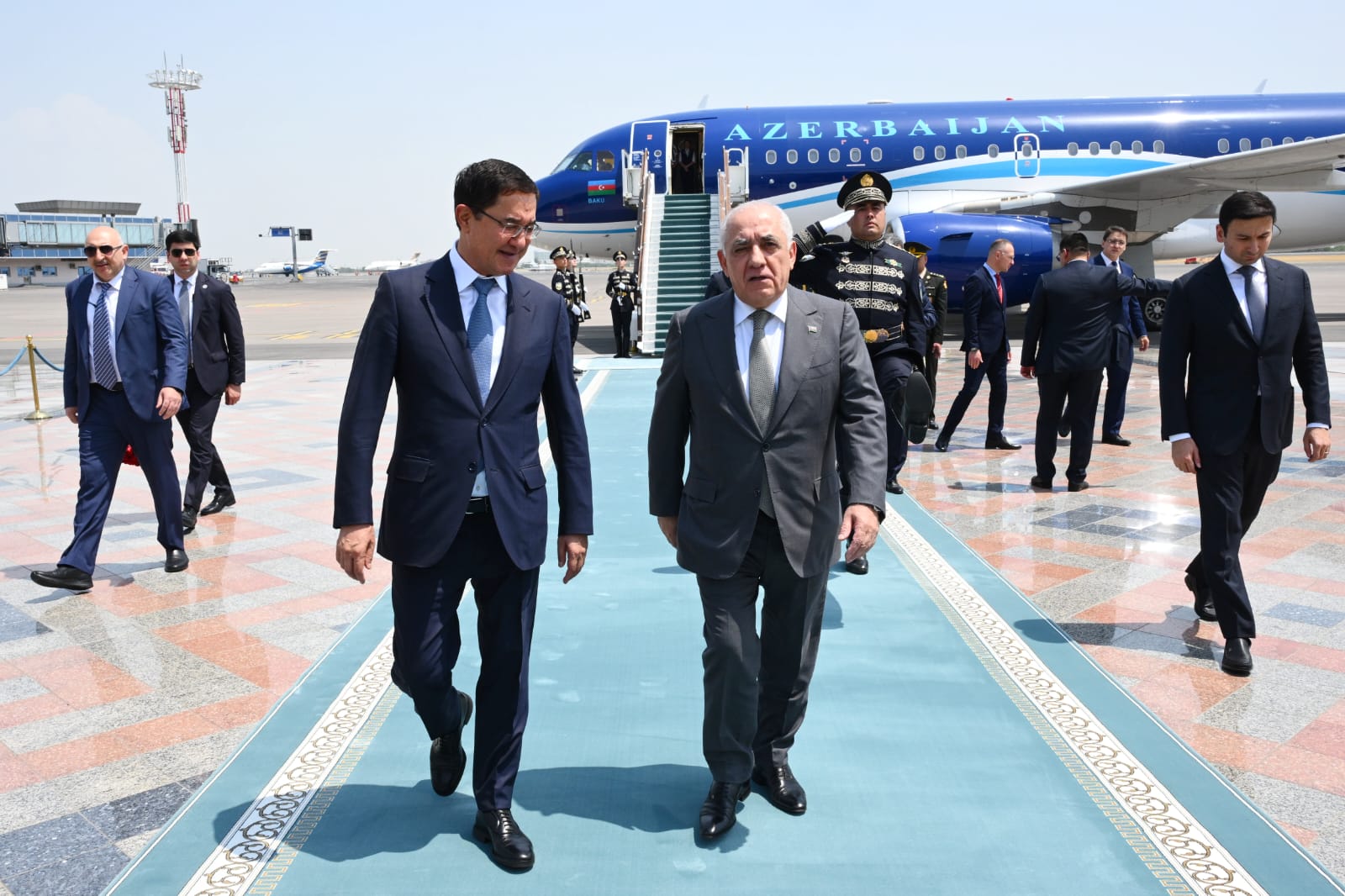Azerbaijan's prime minister makes official visit to Uzbekistan (PHOTO)