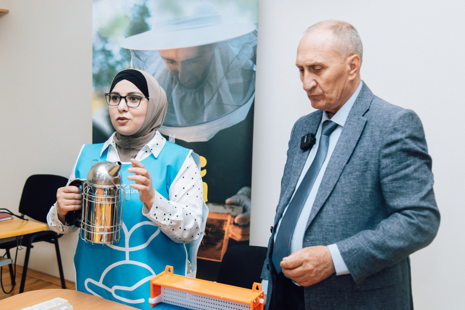 Initiated by VP of Heydar Aliyev Foundation, Leyla Aliyeva, training phase of “Young beekeeper” project concludes in Khizi district (PHOTO)