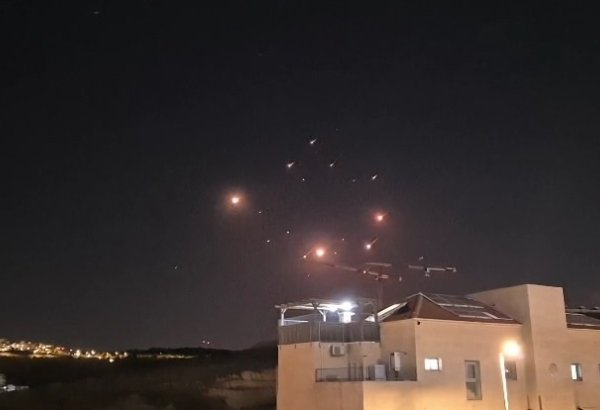 Iran launches missile strikes on Israel (VIDEO)