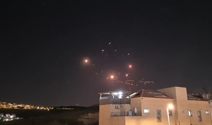 Iran launches missile strikes on Israel (VIDEO)