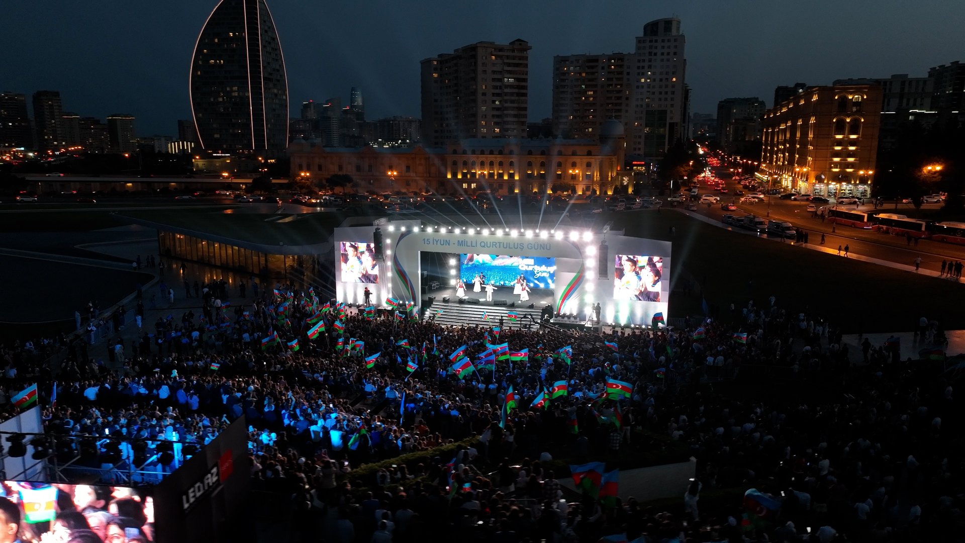 Concert held in Heydar Aliyev Center park on occasion of National Salvation Day (PHOTO)