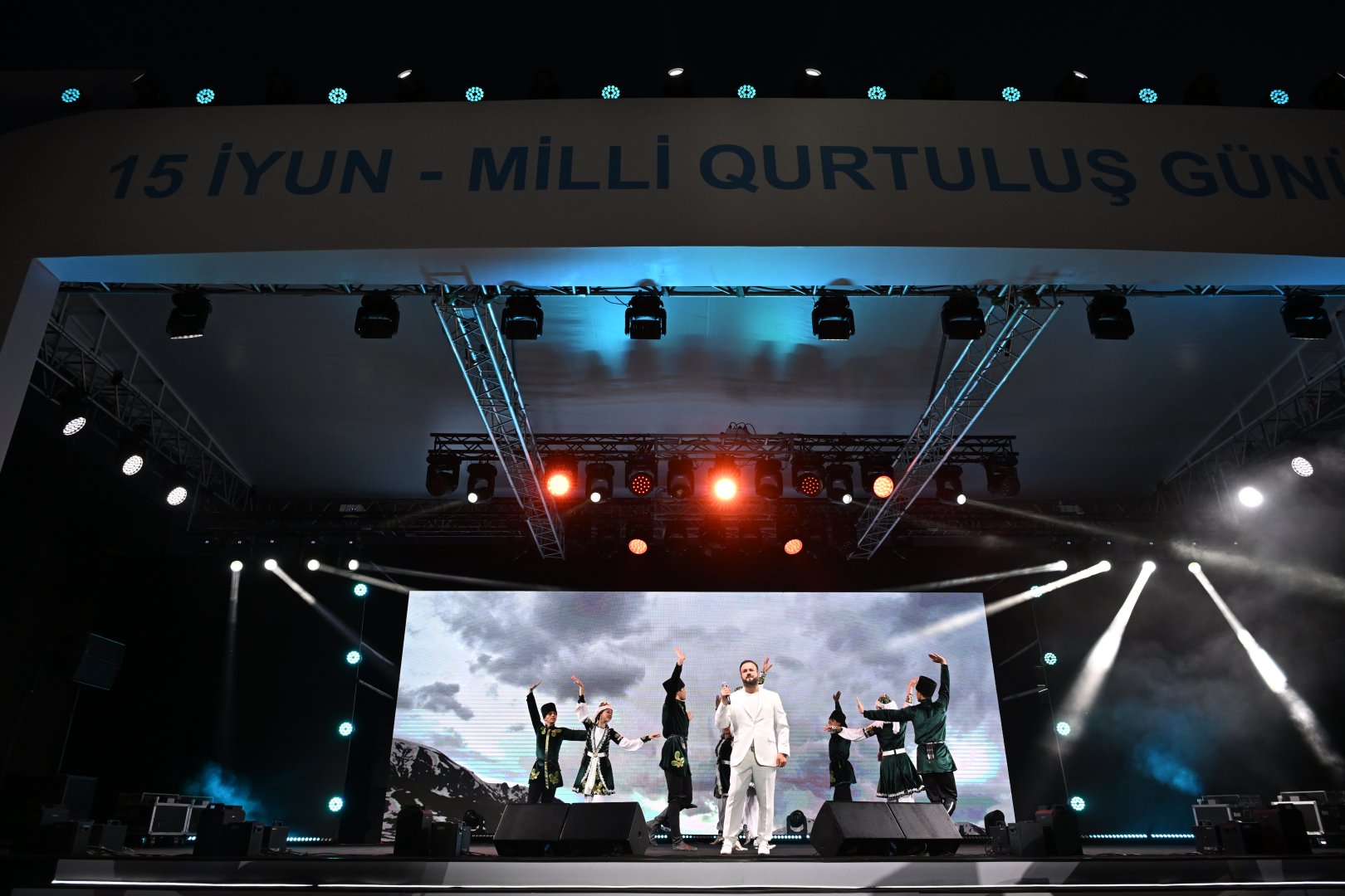 Concert held in Heydar Aliyev Center park on occasion of National Salvation Day (PHOTO)