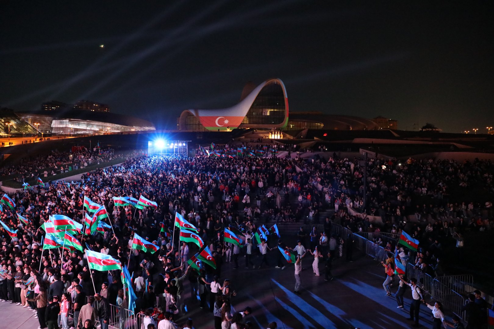 Concert held in Heydar Aliyev Center park on occasion of National Salvation Day (PHOTO)