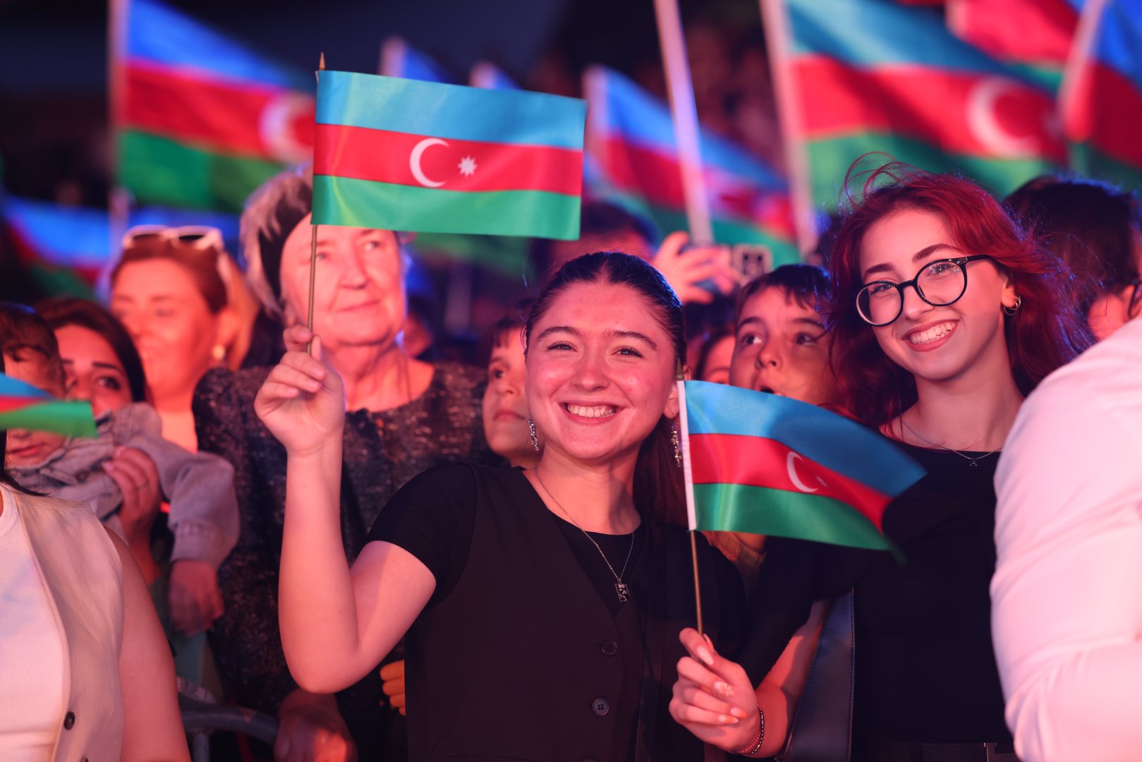 Concert held in Heydar Aliyev Center park on occasion of National Salvation Day (PHOTO)