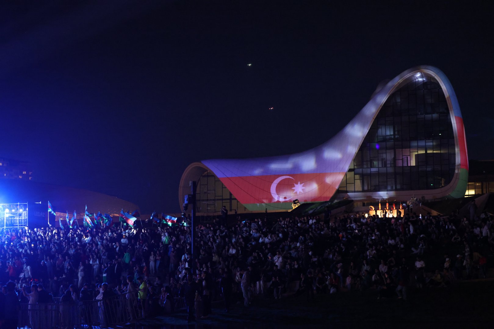 Concert held in Heydar Aliyev Center park on occasion of National Salvation Day (PHOTO)