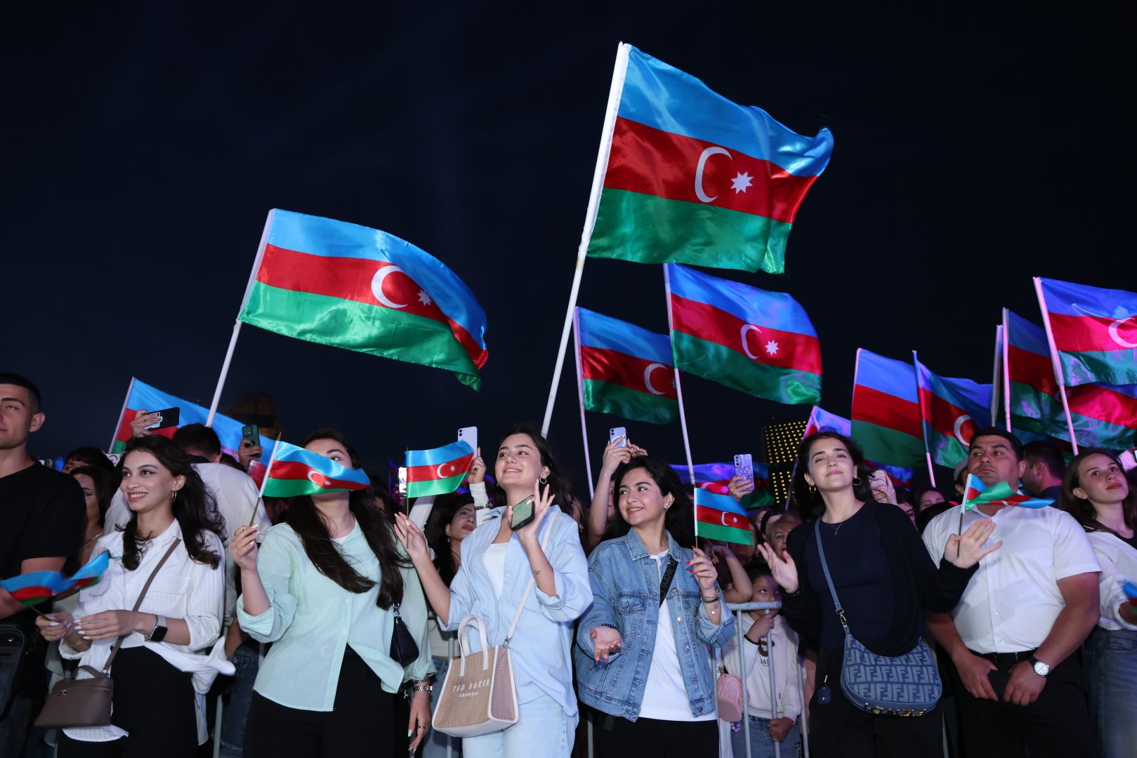 Concert held in Heydar Aliyev Center park on occasion of National Salvation Day (PHOTO)