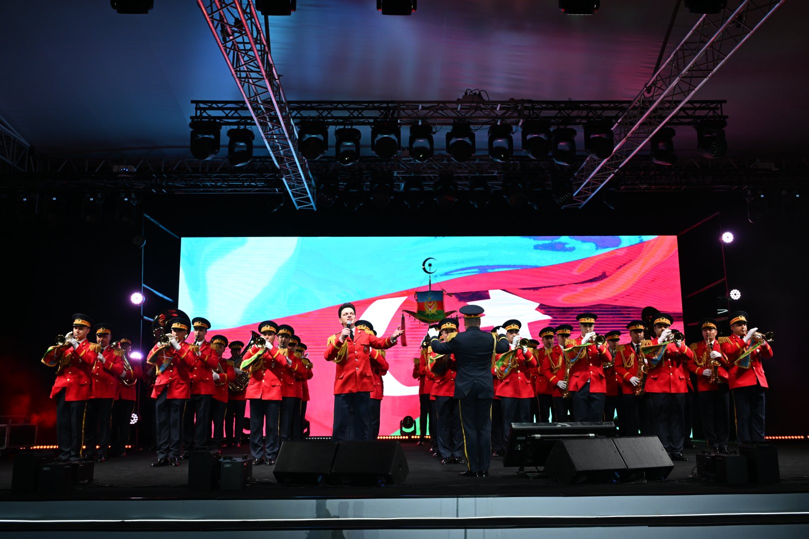 Concert held in Heydar Aliyev Center park on occasion of National Salvation Day (PHOTO)