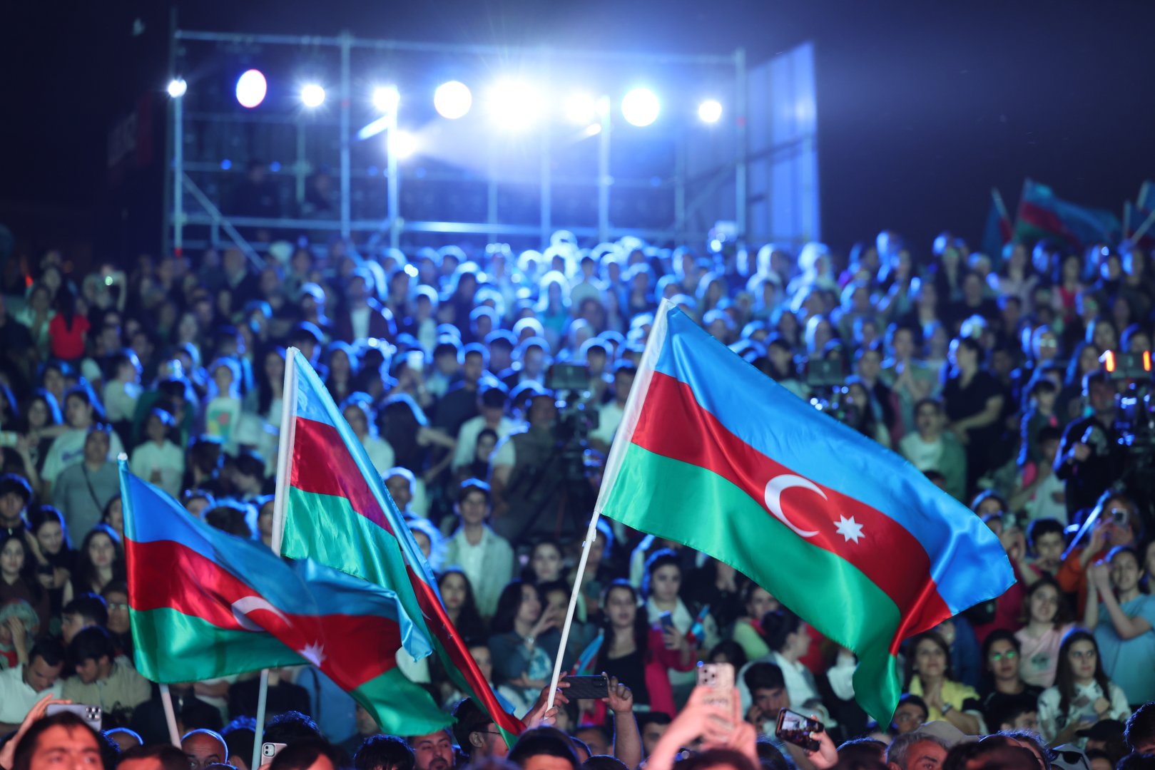 Concert held in Heydar Aliyev Center park on occasion of National Salvation Day (PHOTO)