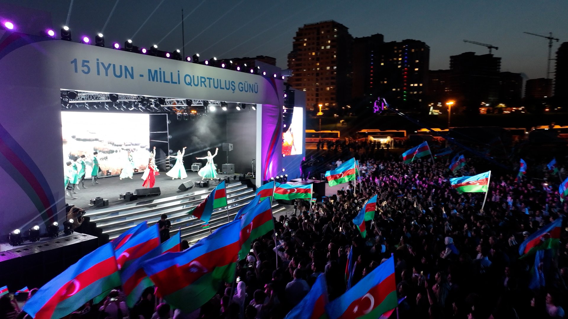 Concert held in Heydar Aliyev Center park on occasion of National Salvation Day (PHOTO)