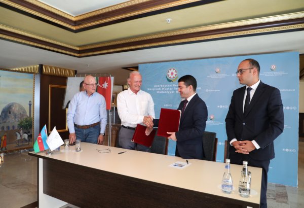 Azerbaijan signs deal to restore local Momine Khatun Tomb (PHOTO)