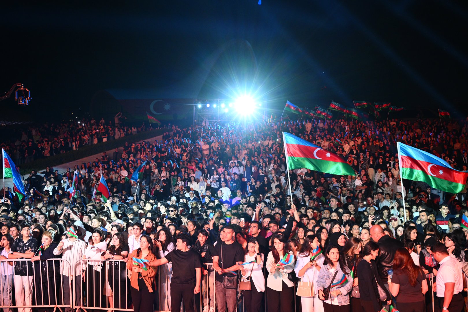 Concert held in Heydar Aliyev Center park on occasion of National Salvation Day (PHOTO)