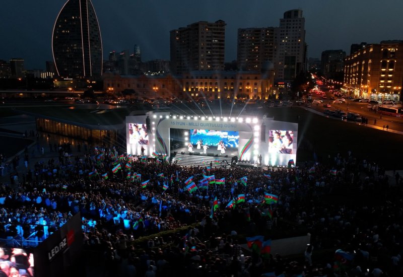 Concert held in Heydar Aliyev Center park on occasion of National Salvation Day (PHOTO)