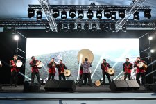 Concert held in Heydar Aliyev Center park on occasion of National Salvation Day (PHOTO)