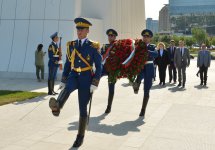 Bulgaria’s National Assembly President visits Alley of Honor, Victory Park in Azerbaijan's Baku (PHOTO)