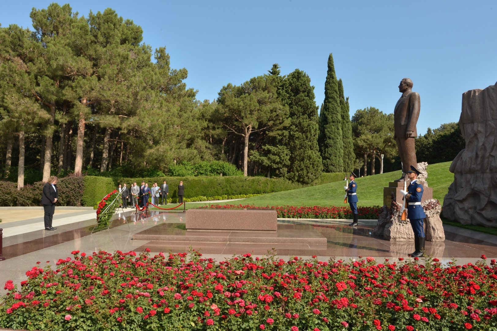 Bulgaria’s National Assembly President visits Alley of Honor, Victory Park in Azerbaijan's Baku (PHOTO)