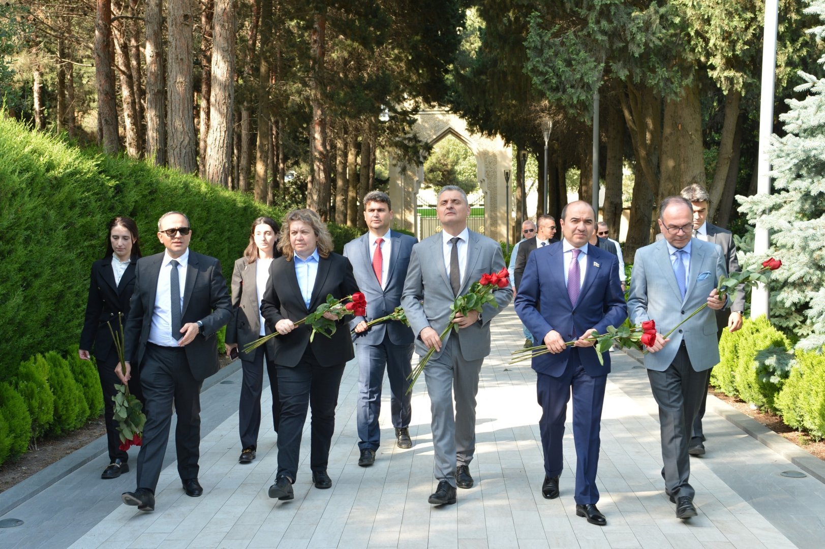 Bulgaria’s National Assembly President visits Alley of Honor, Victory Park in Azerbaijan's Baku (PHOTO)