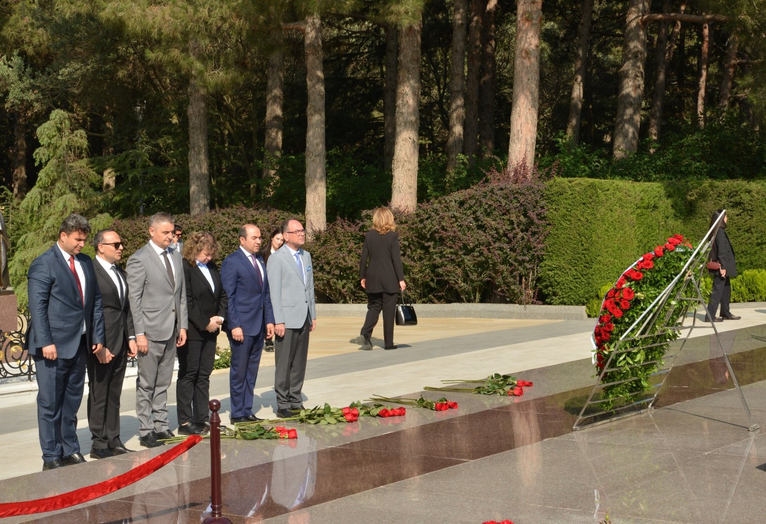 Bulgaria’s National Assembly President visits Alley of Honor, Victory Park in Azerbaijan's Baku (PHOTO)