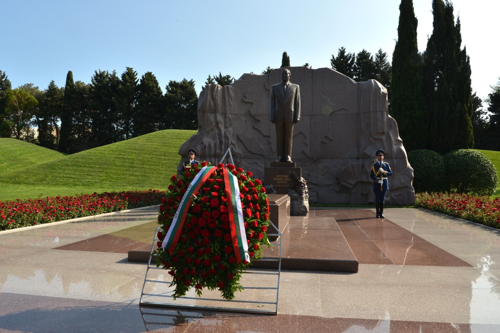 Bulgaria’s National Assembly President visits Alley of Honor, Victory Park in Azerbaijan's Baku (PHOTO)