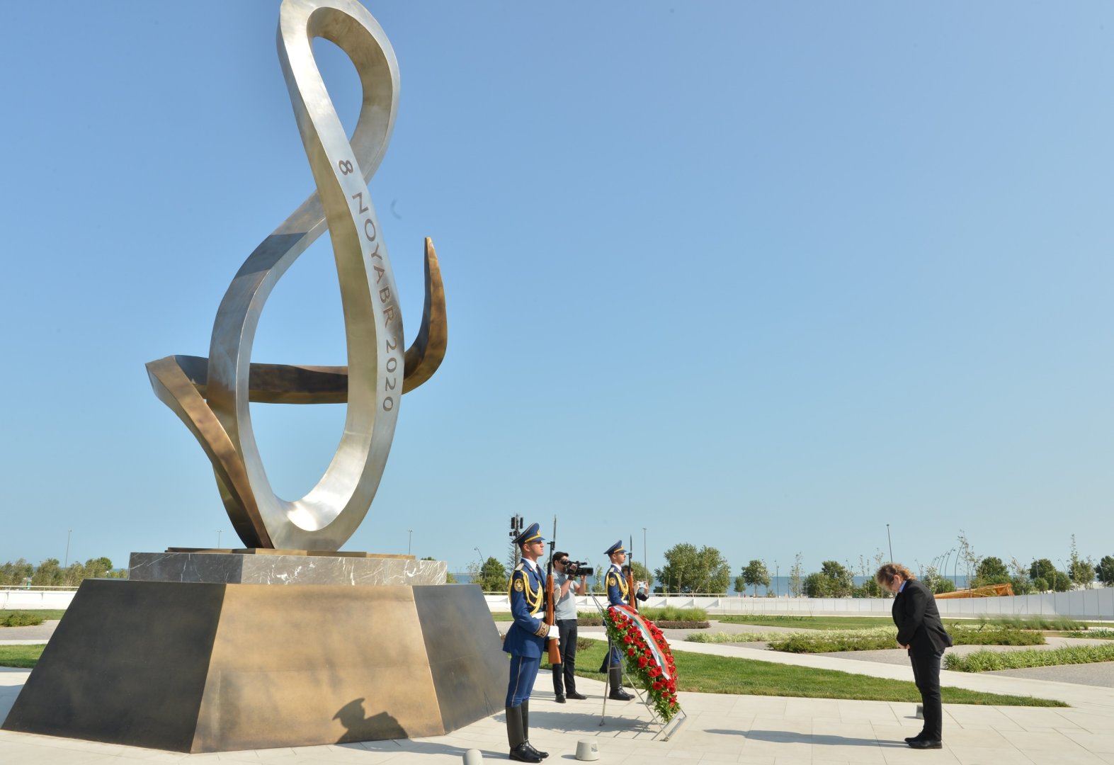 Bulgaria’s National Assembly President visits Alley of Honor, Victory Park in Azerbaijan's Baku (PHOTO)