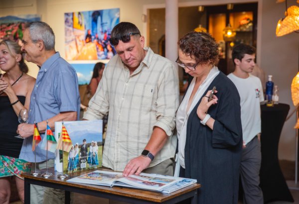 Azerbaijani diaspora holds photo expo on multiculturalism in Spanish Barcelona (PHOTO)