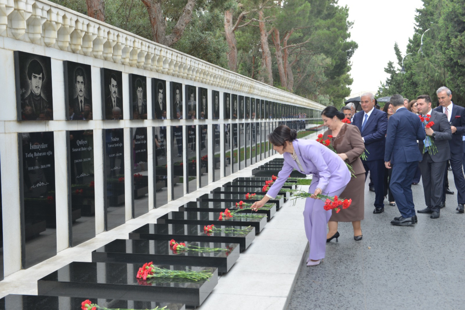 Int'l Ombudsmen Symposium delegates visit Alley of Honor and Alley of Martyrs (PHOTO)