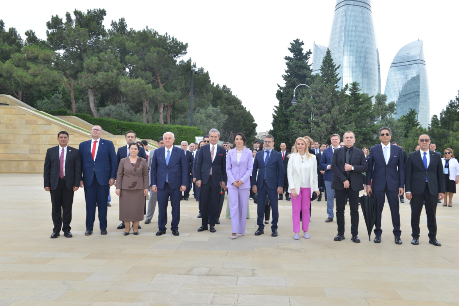 Int'l Ombudsmen Symposium delegates visit Alley of Honor and Alley of Martyrs (PHOTO)
