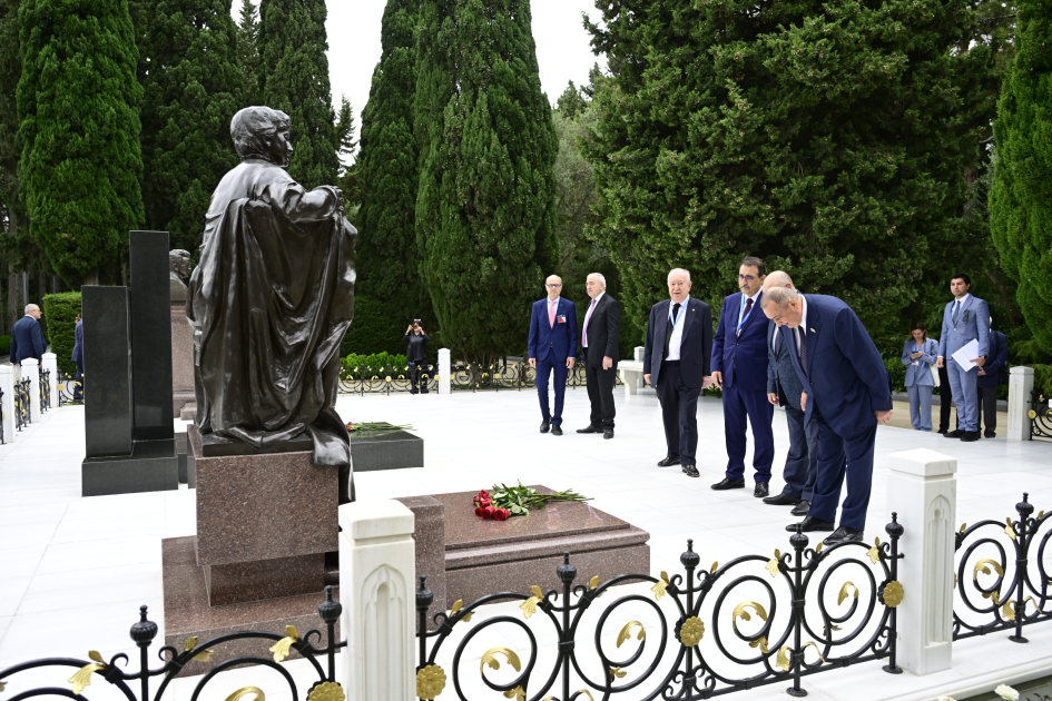 PABSEC's plenary session attendees visit Alley of Honors in Azerbaijan's Baku (PHOTO)