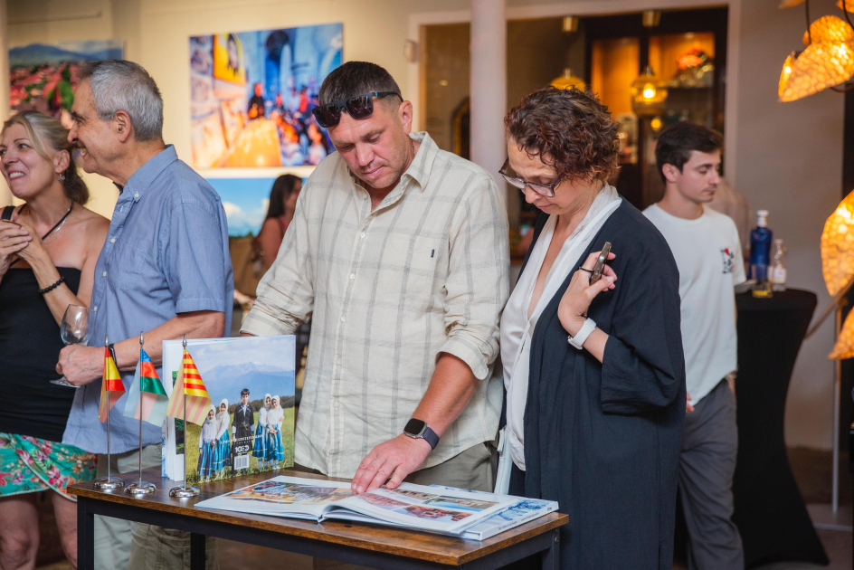 Azerbaijani diaspora holds photo expo on multiculturalism in Spanish Barcelona (PHOTO)