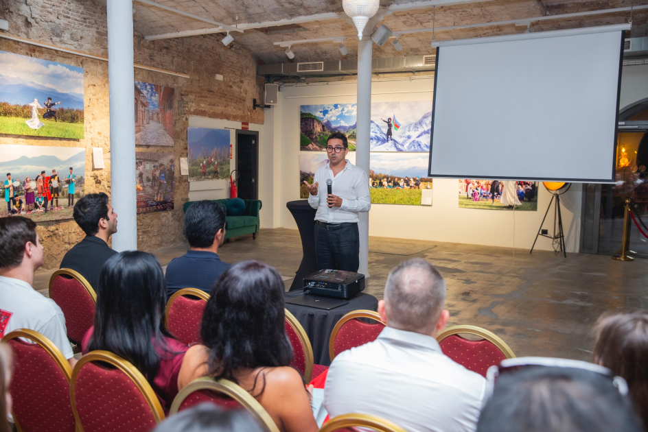 Azerbaijani diaspora holds photo expo on multiculturalism in Spanish Barcelona (PHOTO)