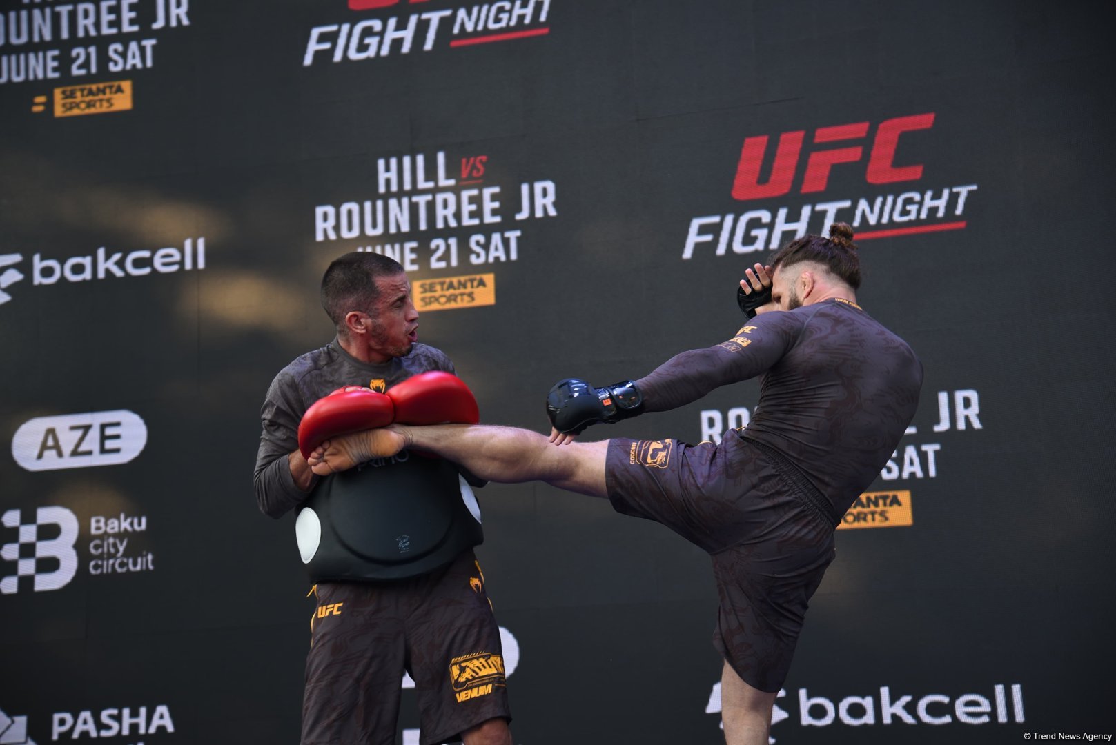 UFC on Caspian coast: fighters held an open training session in heart of Baku (PHOTO)