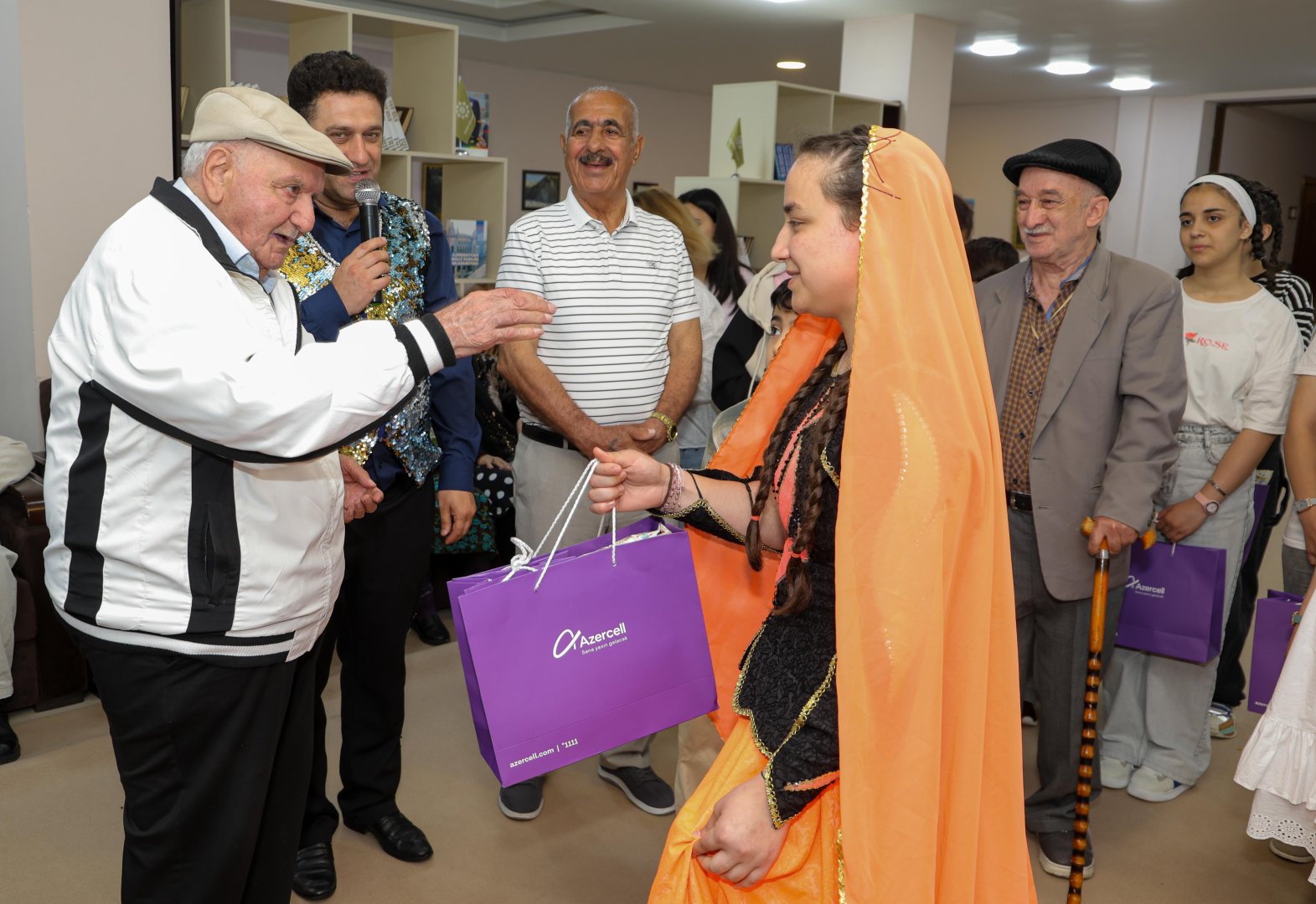 Azercell brings together two generations in need of care (PHOTO)
