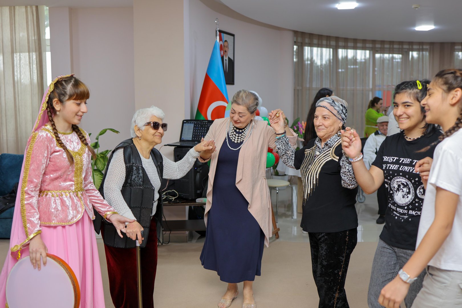 Azercell brings together two generations in need of care (PHOTO)
